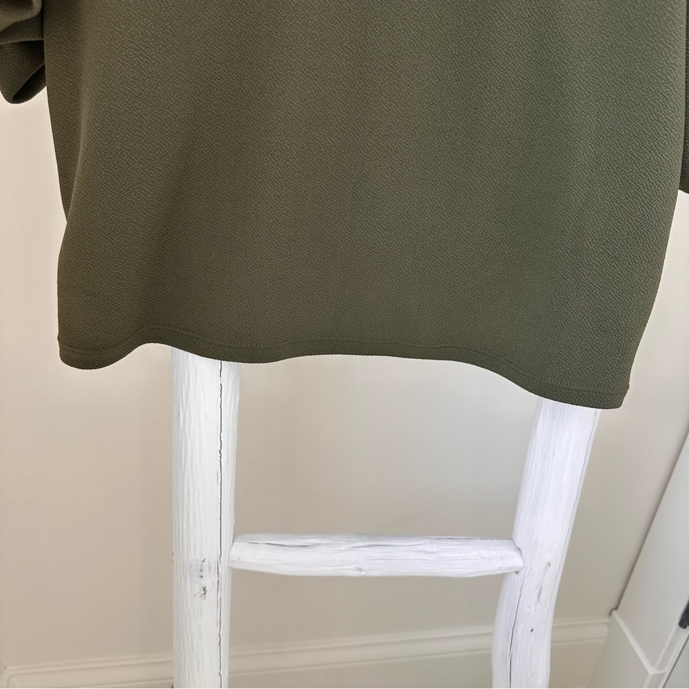 Green Envelope Army Green Ruffled Short Sleeve Shirt Size Large - Picture 5 of 9